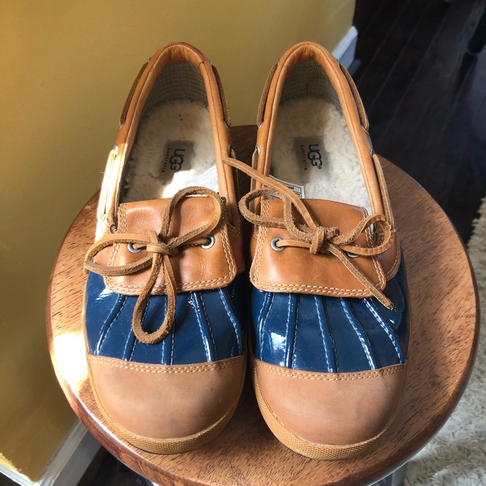 UGG Moccasin with rubber sole & fleece lining, W10